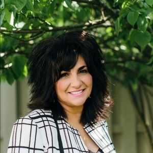 Meet your Posher, Carmie